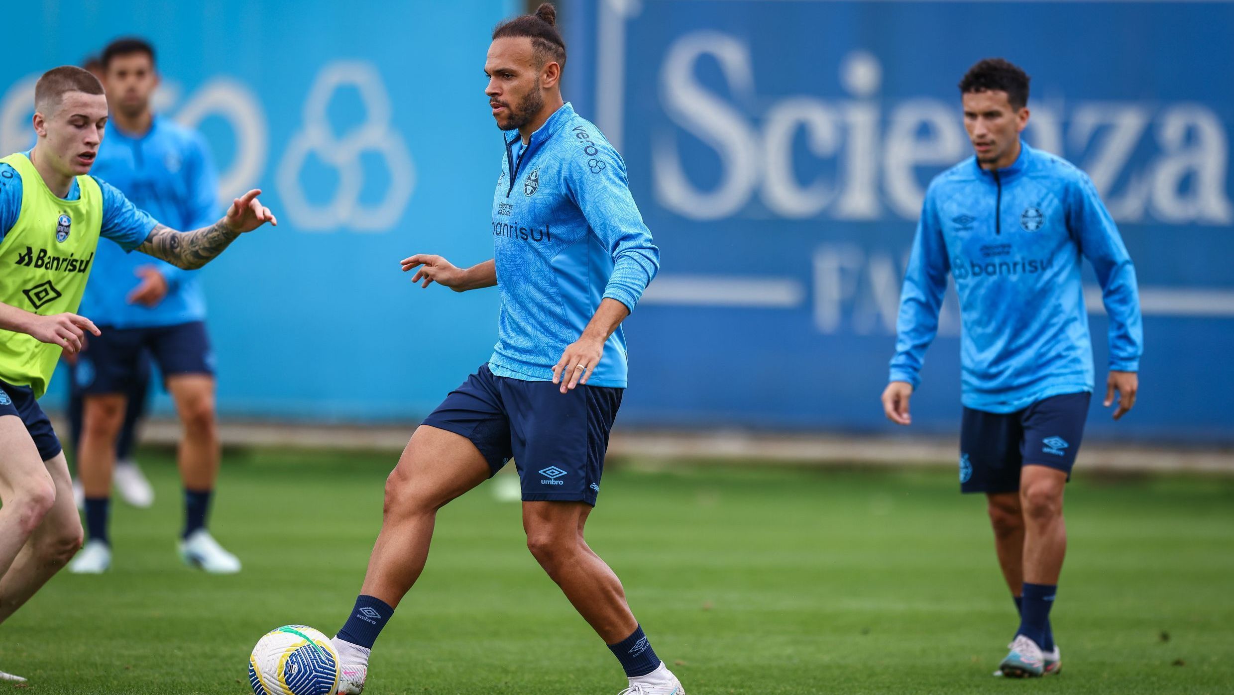Braithwaite em treino do Grêmio