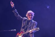 Branco Mello volta aos palcos com Titãs após retirada de tumor