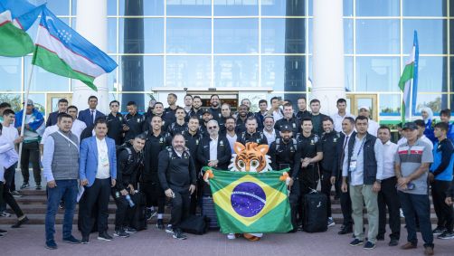 Seleção Brasileira de Futsal desembarca em Bukhara para estreia na Copa do Mundo