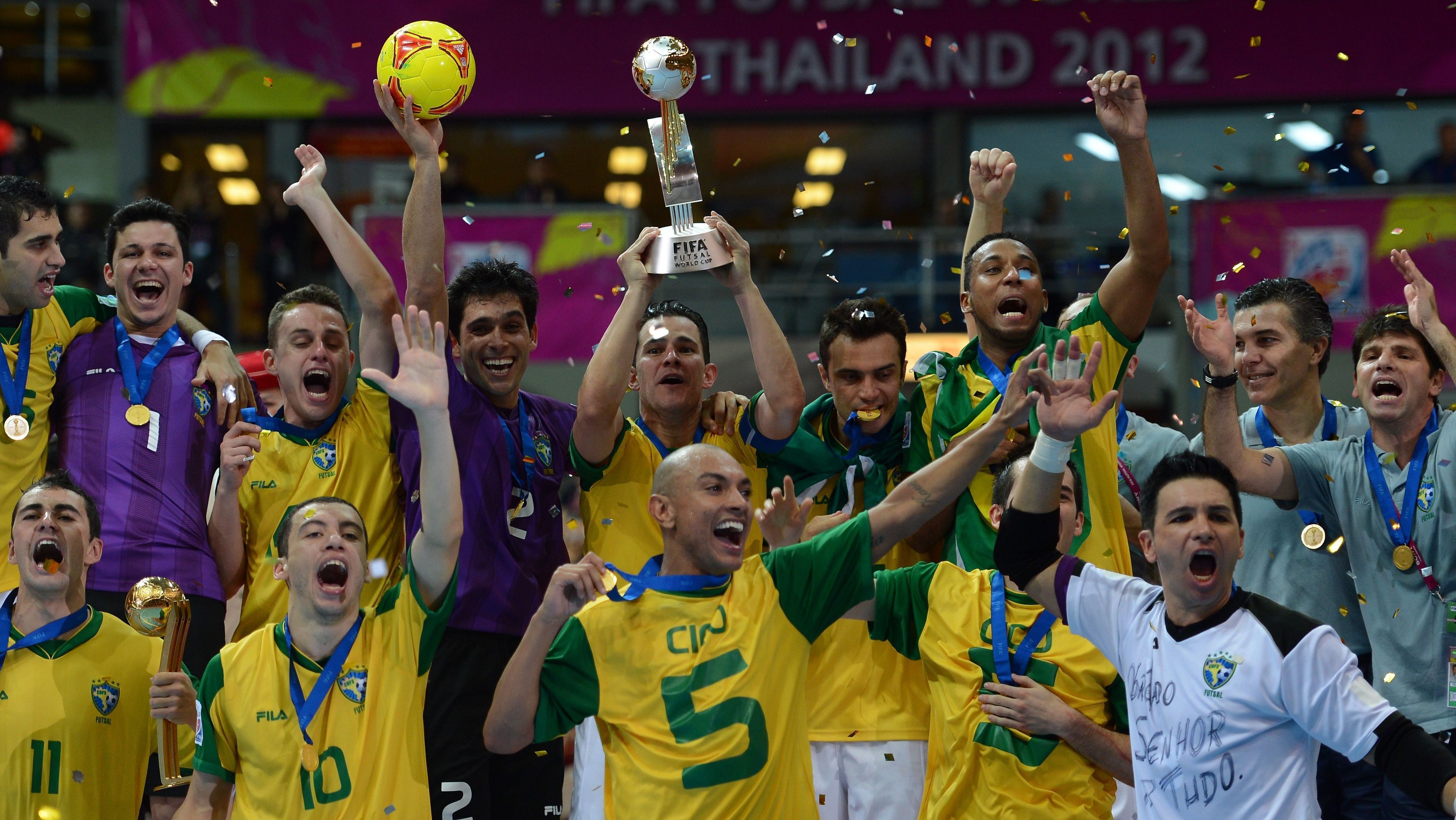 Seleção Brasileira comemora título da Copa do Mundo de Futsal, em 2012