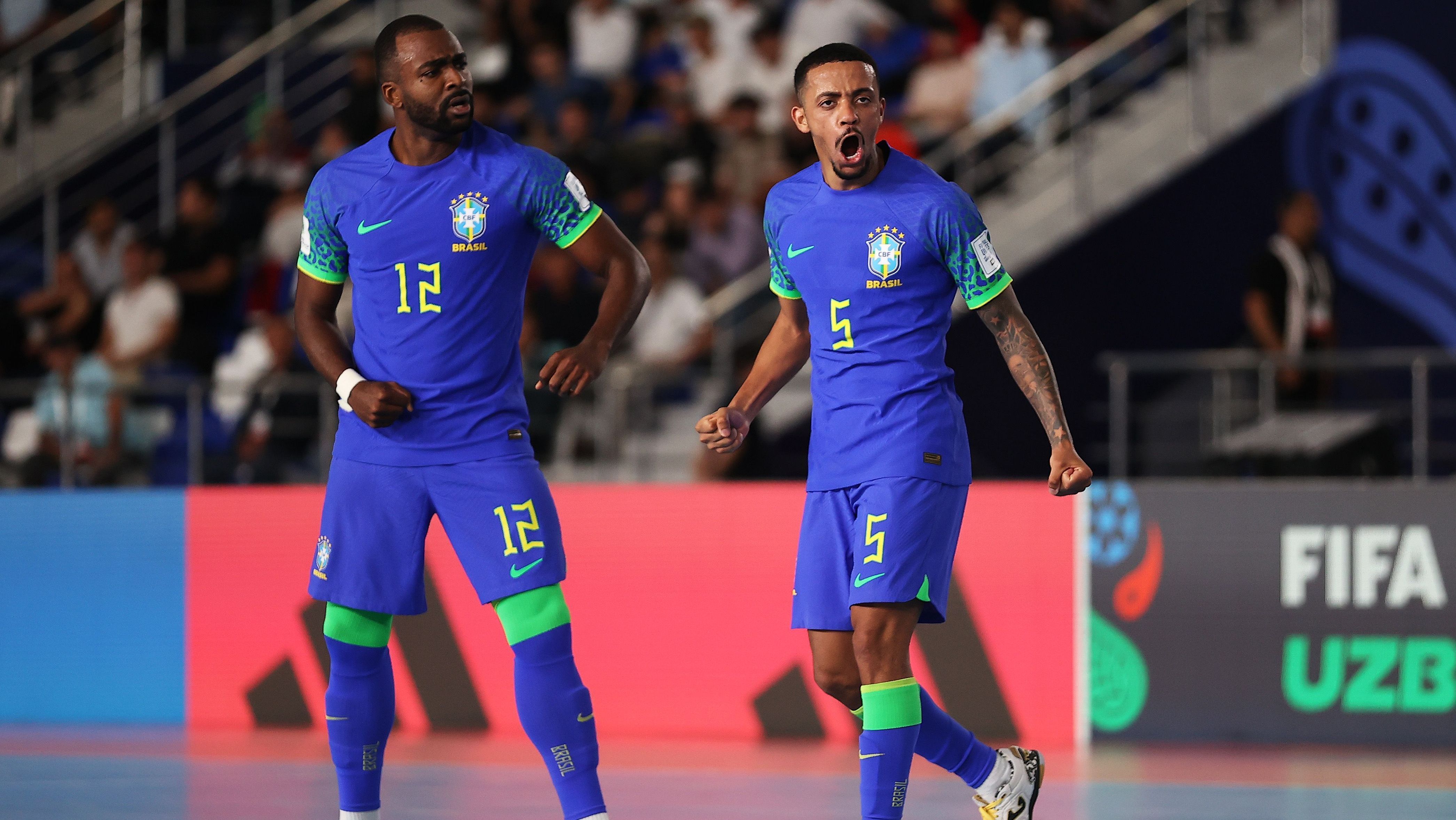 Arthur e Neguinho comemoram gol do Brasil na Copa do Mundo de Futsal • Foto: Robertus Pudyanto - FIFA/FIFA via Getty Images