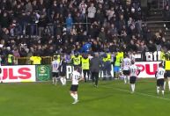 Goleiro sobe na arquibancada e briga com torcedores do próprio time; veja