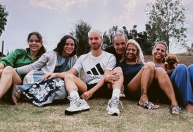 Bruna Marquezine aparece em foto da família de João Guilherme; veja