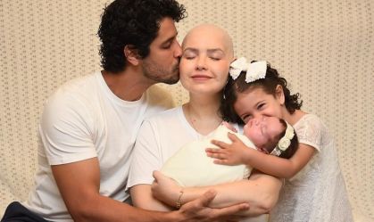 Em tratamento de câncer, Camila Campos revela não poder amamentar filha