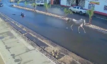 Jovem é arrastada por cavalo no RS; veja vídeo