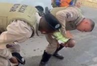 Bebê é salvo por policiais após engasgar na Bahia; veja vídeo