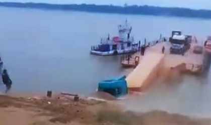 Vídeo mostra carreta "mergulhando" em rio durante transporte no Amazonas