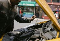 Conheça a técnica correta para fechar o capô do carro