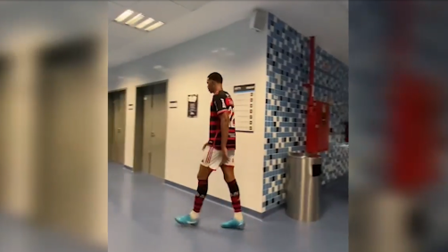 Carlinhos deu soco em cabine do VAR ao deixar o gramado da Arena do Grêmio