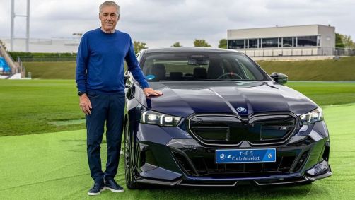 Ancelotti com o modelo The i5, da BMW