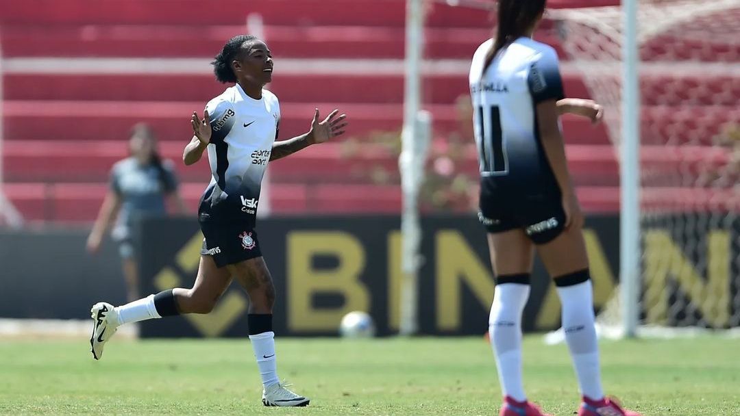 Carol Nogueira comemora gol da virada do Corinthians sobre o Palmeiras na semifinal do Brasileirão