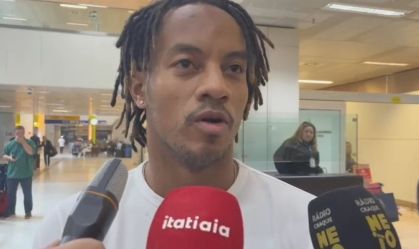 André Carrillo em desembarque no Aeroporto de Guarulhos
