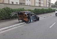 Acidente na Zona Leste de São Paulo deixa um morto e carro partido ao meio