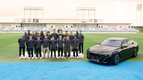 Elenco do Real Madrid posa com carro da BMW
