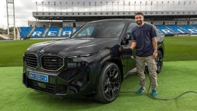 Carvajal com o modelo The XM, da BMW
