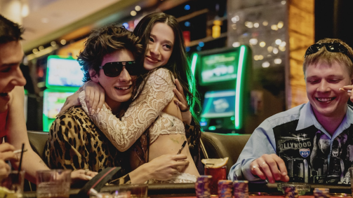 Mark Eidelshtein e Mikey Madison em &quot;Anora&quot;