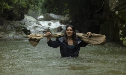 Dira Paes em cena no filme "Pasárgada"