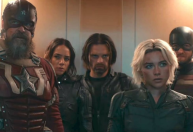 Imitando Andrew Garfield, David Harbour leva Florence Pugh de papelão à D23