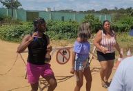 Fãs fazem festa pela soltura de Deolane em frente à cadeia em Pernambuco
