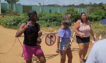 Fãs fazem festa pela soltura de Deolane em frente à cadeia em Pernambuco