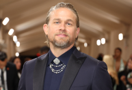 "Monstro": Charlie Hunnam vai interpretar serial killer Ed Gein na 3ª temporada