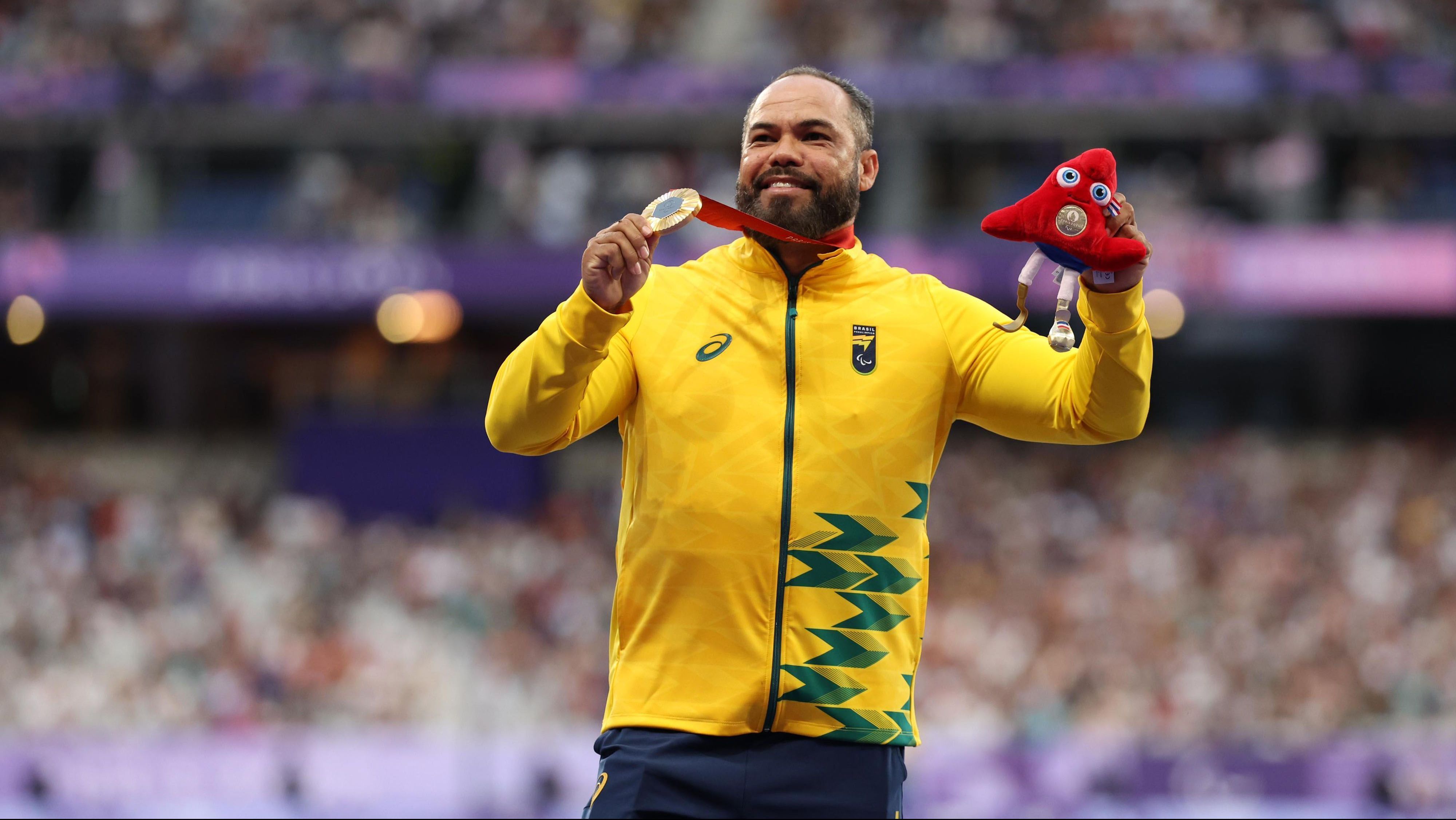 Claudiney Batista é tricampeão paralímpico no lançamento de disco da classe F56