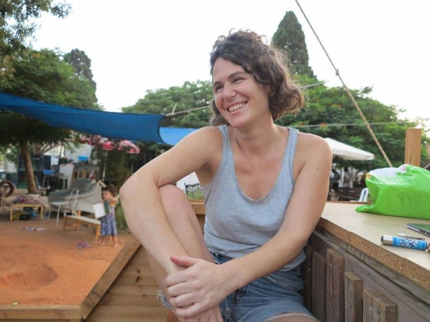 Carmel Gat, 40, foi levada da casa de seus pais no kibutz fronteiriço de Be'eri, no sul de Israel. • Cortesia da família Gat via CNN Newsource