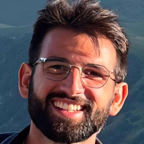 Almog Sarusi, 27, foi capturado após tentar salvar sua namorada que foi baleada no festival de música Nova. • Fórum de famílias de reféns via CNN Newsource