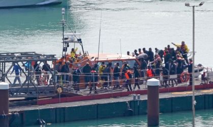 Pelo menos 12 mortos após barco com imigrantes afundar no Canal da Mancha