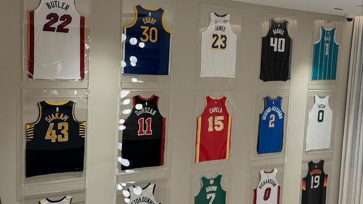 Vini Jr. publicou foto das camisas de jogadores da NBA que tem como decoração