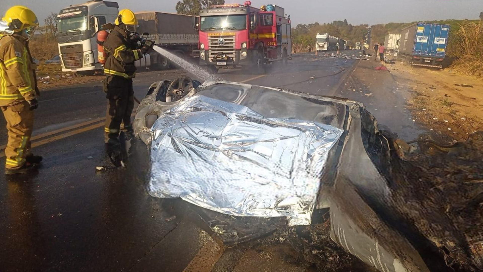 Acidente entre dois carros e um caminhão deixa mortos na BR-365, em Patrocínio