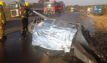 Acidente entre dois carros e um caminhão deixa mortos na BR-365, em Patrocínio