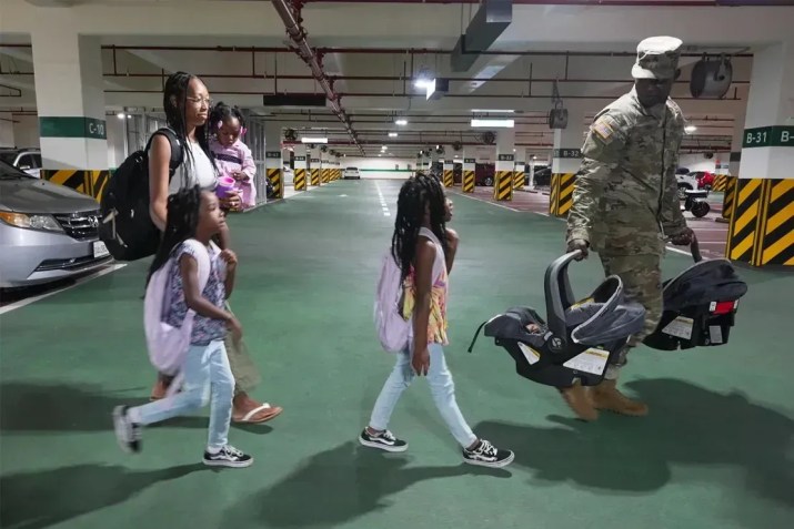 O sargento do Exército dos EUA Terry Cook e sua esposa, Tyrese, caminham com suas cinco filhas para sua nova casa na Coreia, Camp Humphreys • Charlie Miller/CNN