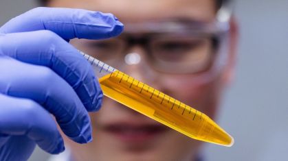 Zihao Ou, professor assistente de física na Universidade do Texas em Dallas, é o autor principal de um novo estudo que utiliza corante alimentício para tornar a pele de camundongos temporariamente transparente