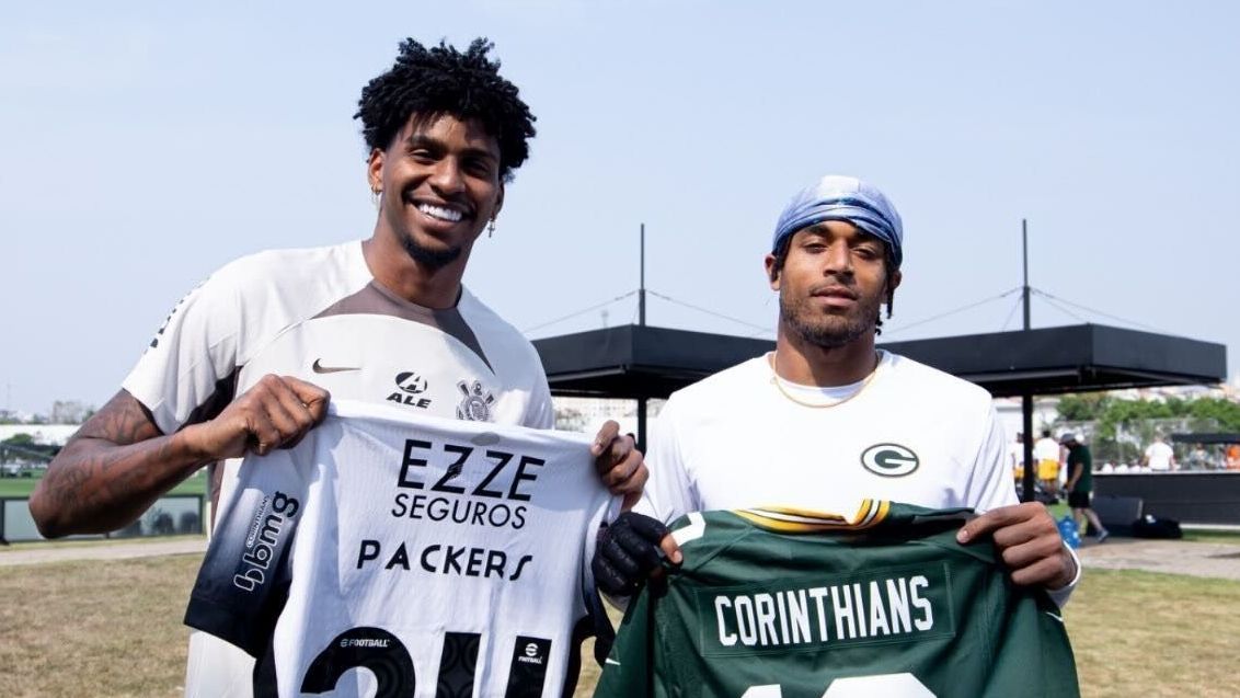 Corinthians e Green Bay Packers trocaram camisas antes de jogo histórico
