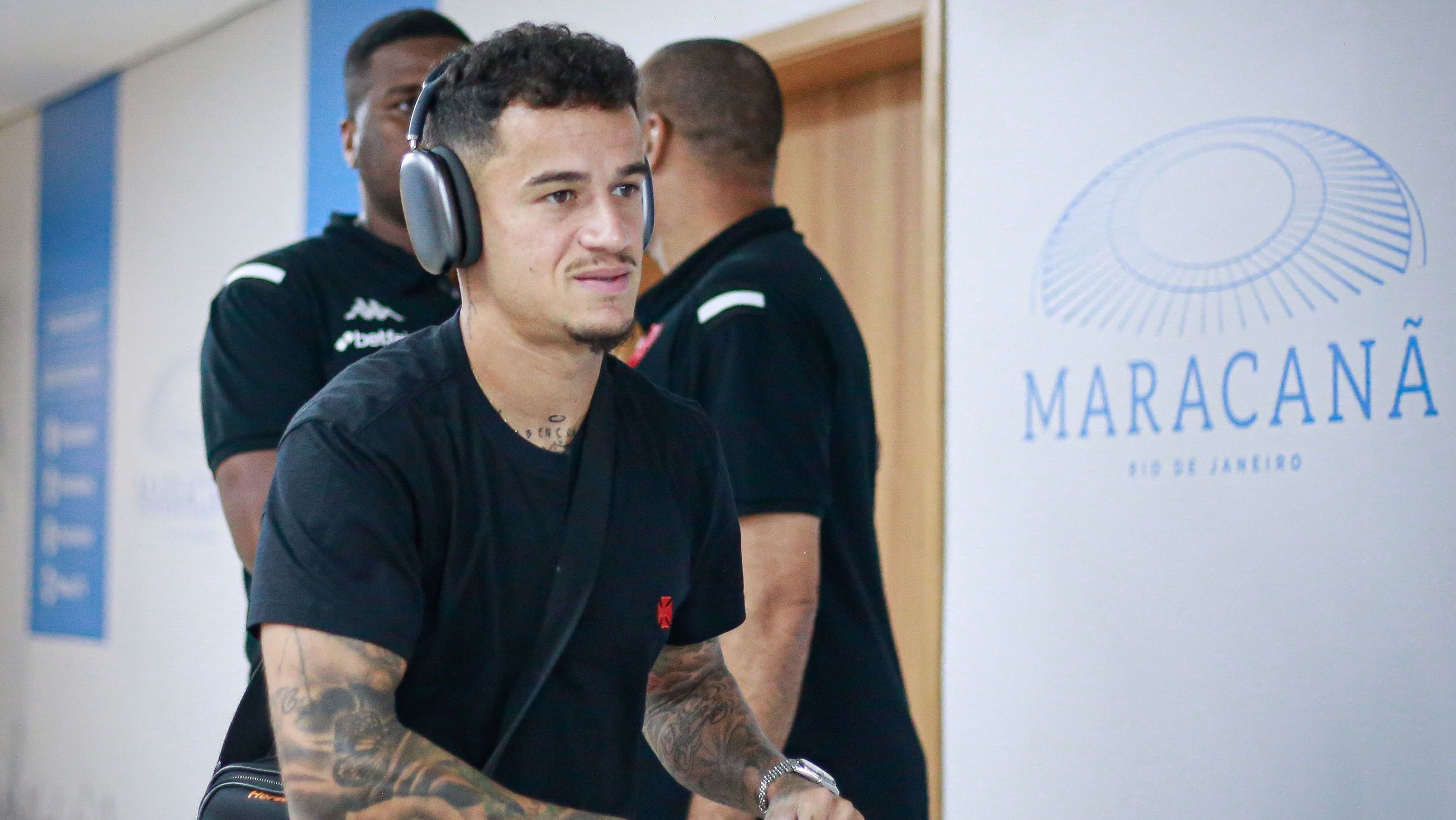 Coutinho chega ao Maracanã para o clássico contra o Flamengo