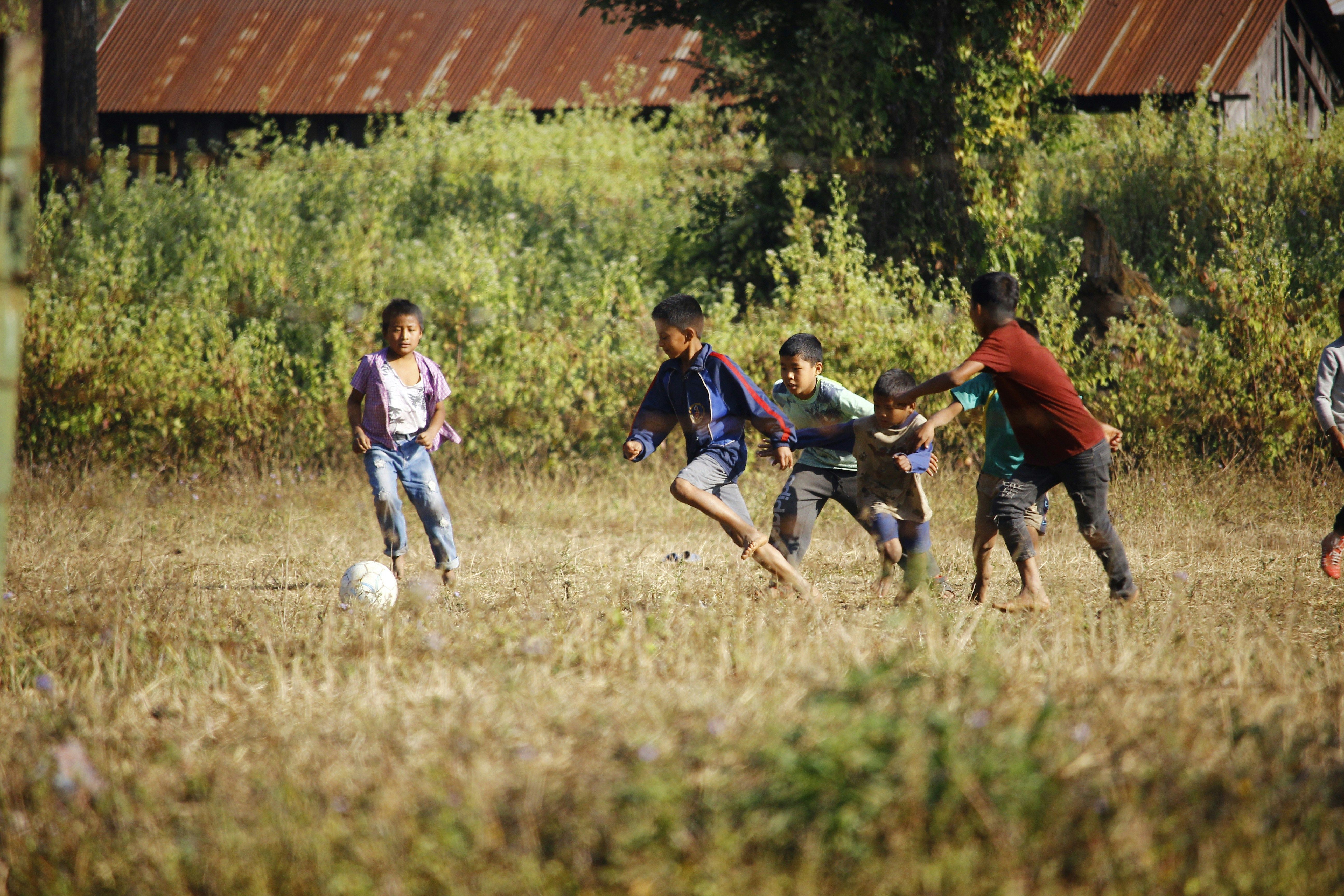 crianças jogando esportes