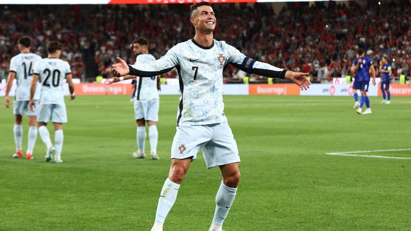 Cristiano Ronaldo celebra seu gol histórico com a camisa de Portugal • Carlos Rodrigues - UEFA/UEFA via Getty Images