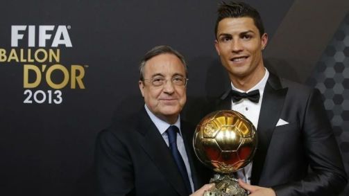 Cristiano Ronaldo e Florentíno Perez, presidente do Real Madrid, com a Bola de Ouro em 2013