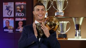 Cristiano Ronaldo com a Bola de Ouro em 2016