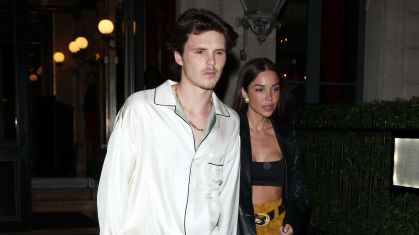 Jackie Apostel e Cruz Beckham foram vistos deixando o hotel no sábado (28), durante a Semana de Moda de Paris