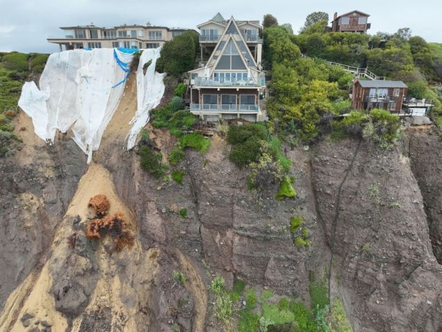 Tempestades causam deslizamentos em Dana Point, Califórnia, e deixarm mansões em risco de desabamento • Allen J. Schaben / Los Angeles Times via Getty Images