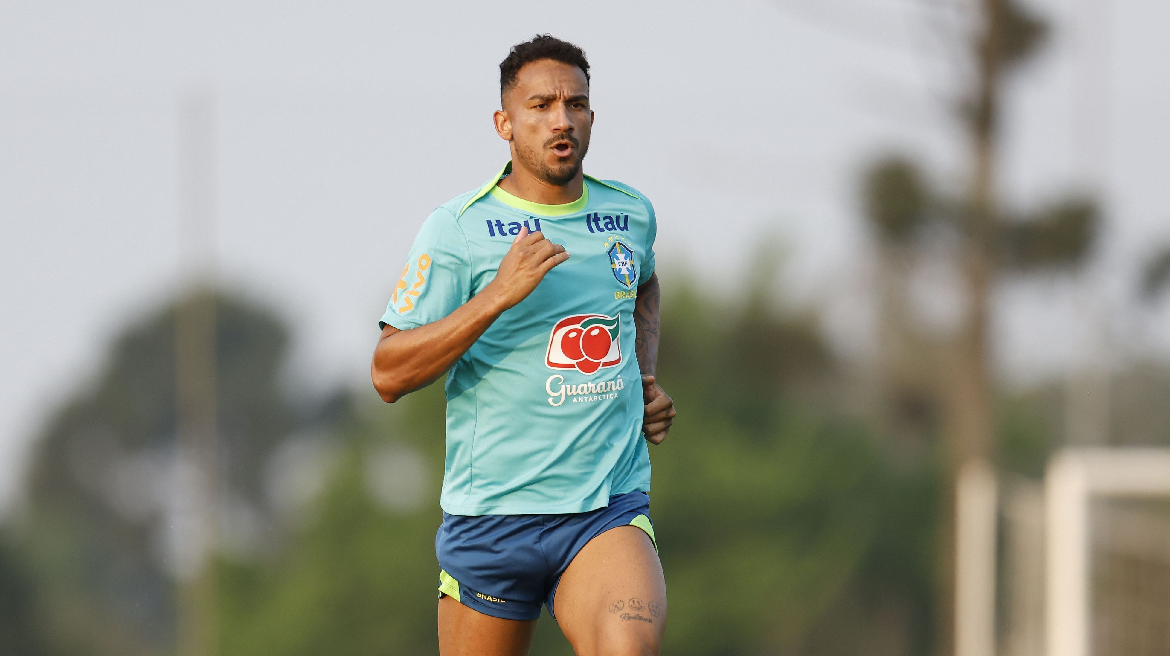 Danilo durante treino da Seleção Brasileira
