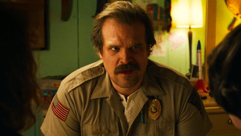 David Harbour em "Stranger Things" • Reprodução