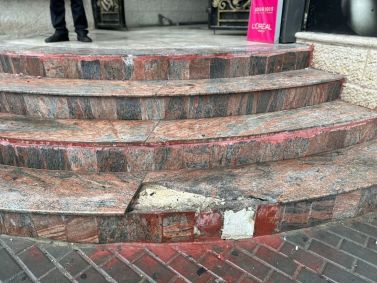 Escadas danificadas por militares de Israel após invadirem escritório da Al Jazeera