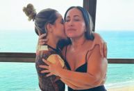 Deolane Bezerra reencontra mãe após serem liberadas da cadeia: "Obrigada"