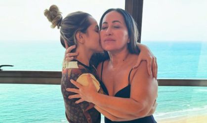 Deolane Bezerra reencontra mãe após serem liberadas da cadeia: "Obrigada"