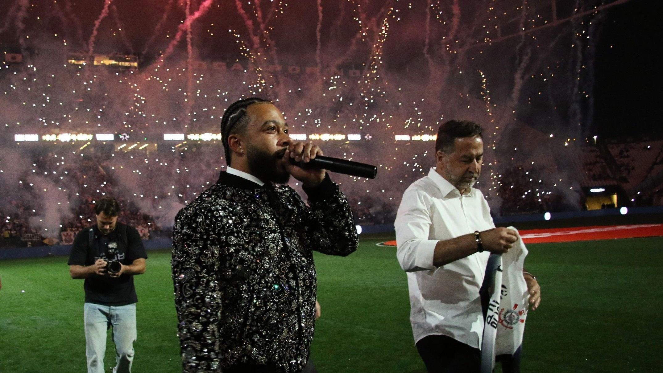 Memphis Depay durante apresentação na Neo Química Arena antes da partida entre Corinthians e Juventude pela Copa do Brasil