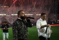 Saiba quanto custa jaqueta que Memphis Depay usou em apresentação no Corinthians
