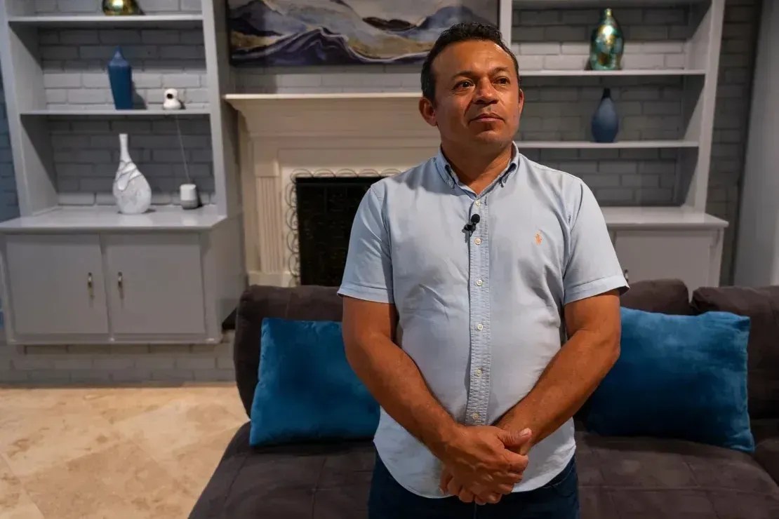 Diego Morales fugiu quando jovem. Agora, seus filhos nascidos nos Estados Unidos podem segui-lo de volta para El Salvador • Evelio Contreras/CNN